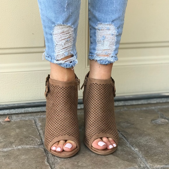 NIB Tan Double Buckle Perforated Slingback Sandal - Picture 3 of 4